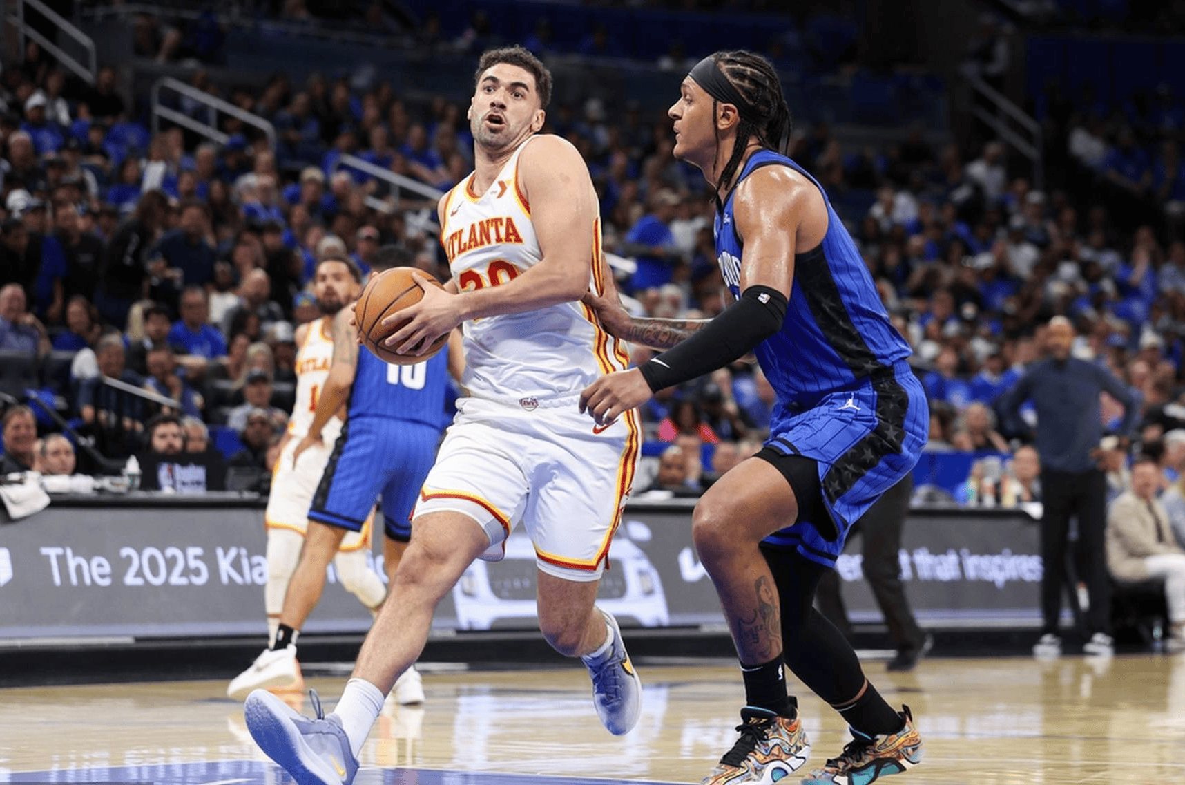 浓眉哥惊艳全场，刷新队史纪录助攻爆棚，老鹰逆转取胜！