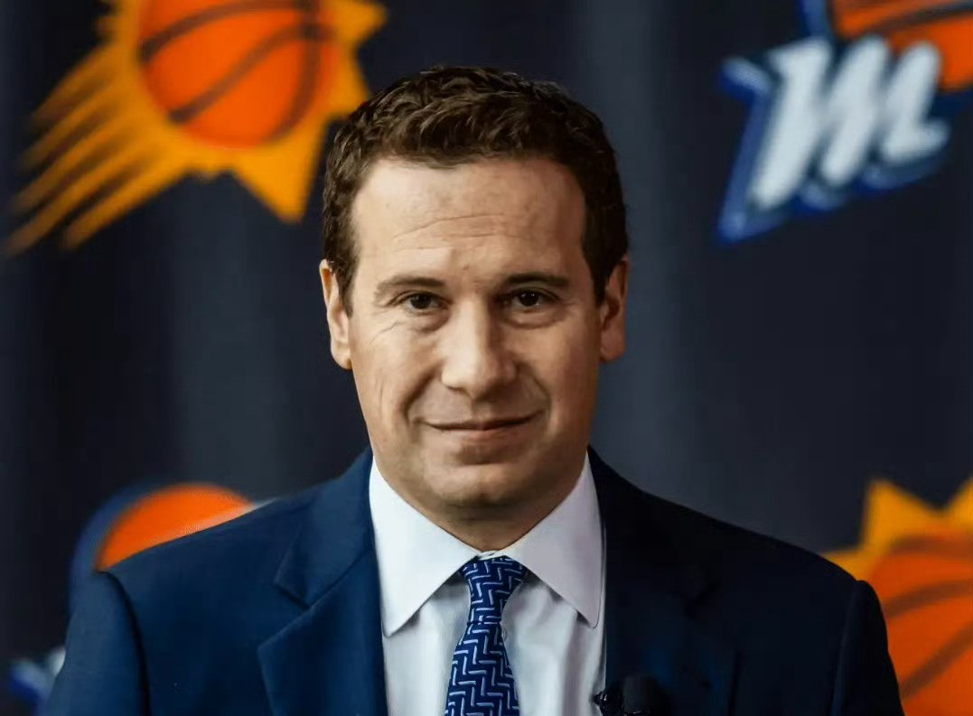 分区决赛季后赛对决在即！密尔沃基雄鹿演练定位球，菲尼克斯太阳密集防守应对的简单介绍